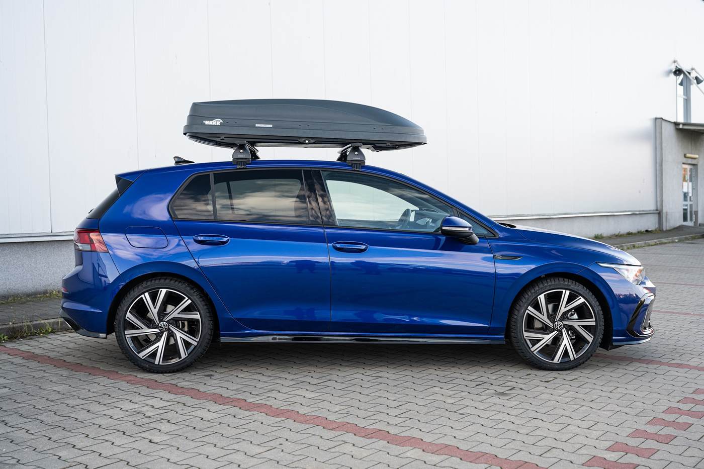 Bagażnik dachowy Box Hakr Magic 320 | Karbon