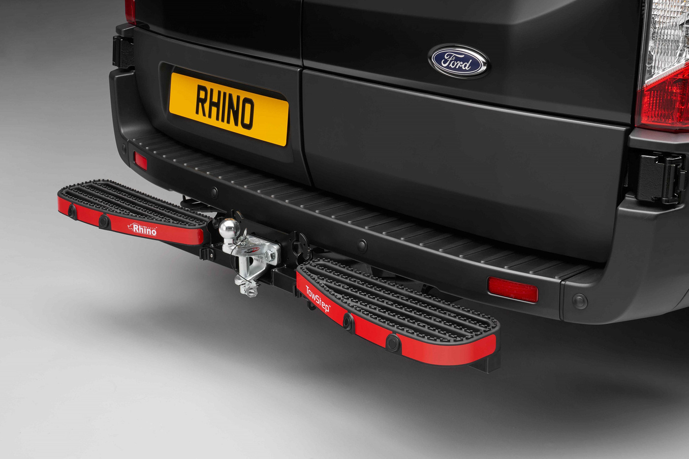 Tylny stopień Rhino TowStep TS11BOEF Black | Connect+