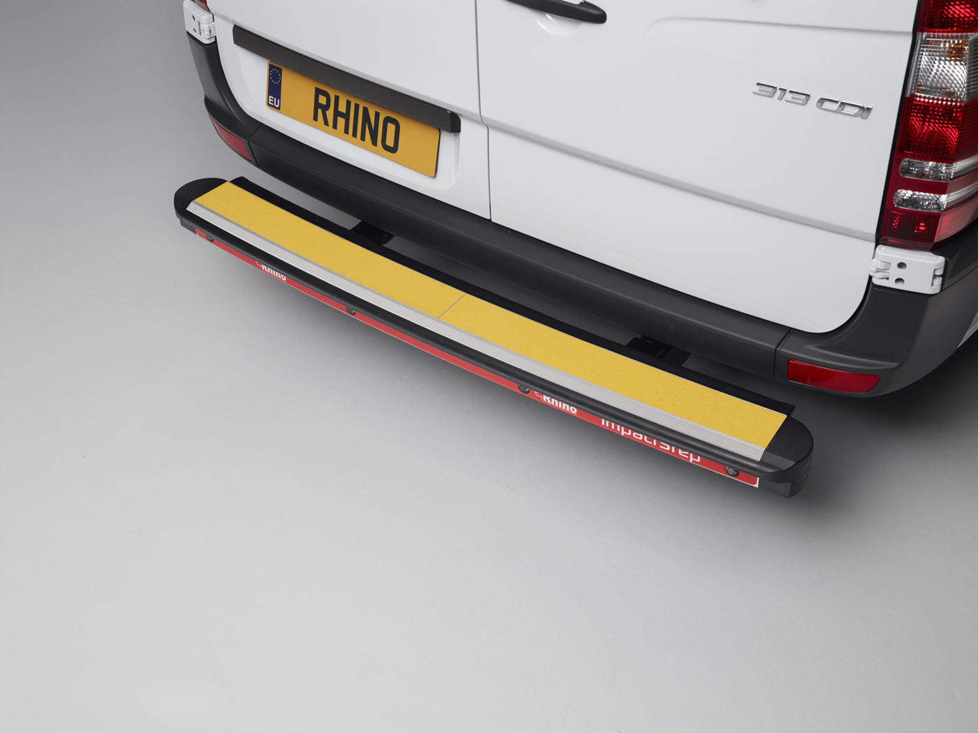 Tylny stopień z amortyzatorem Rhino ImpactStep IMR11