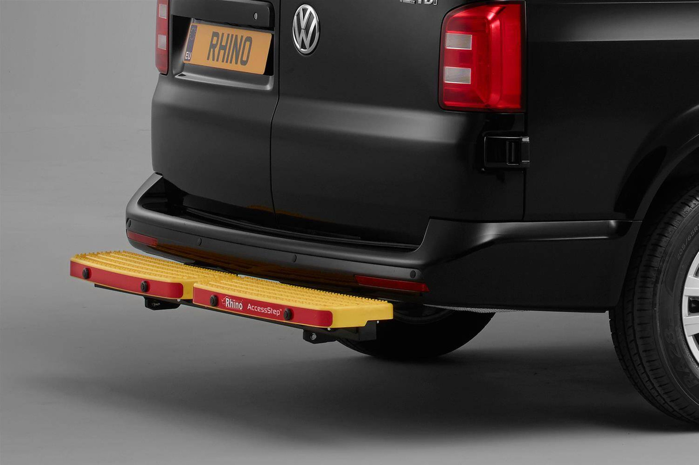 Tylny stopień dla aut dostawczych Rhino AccessStep SS203YOE