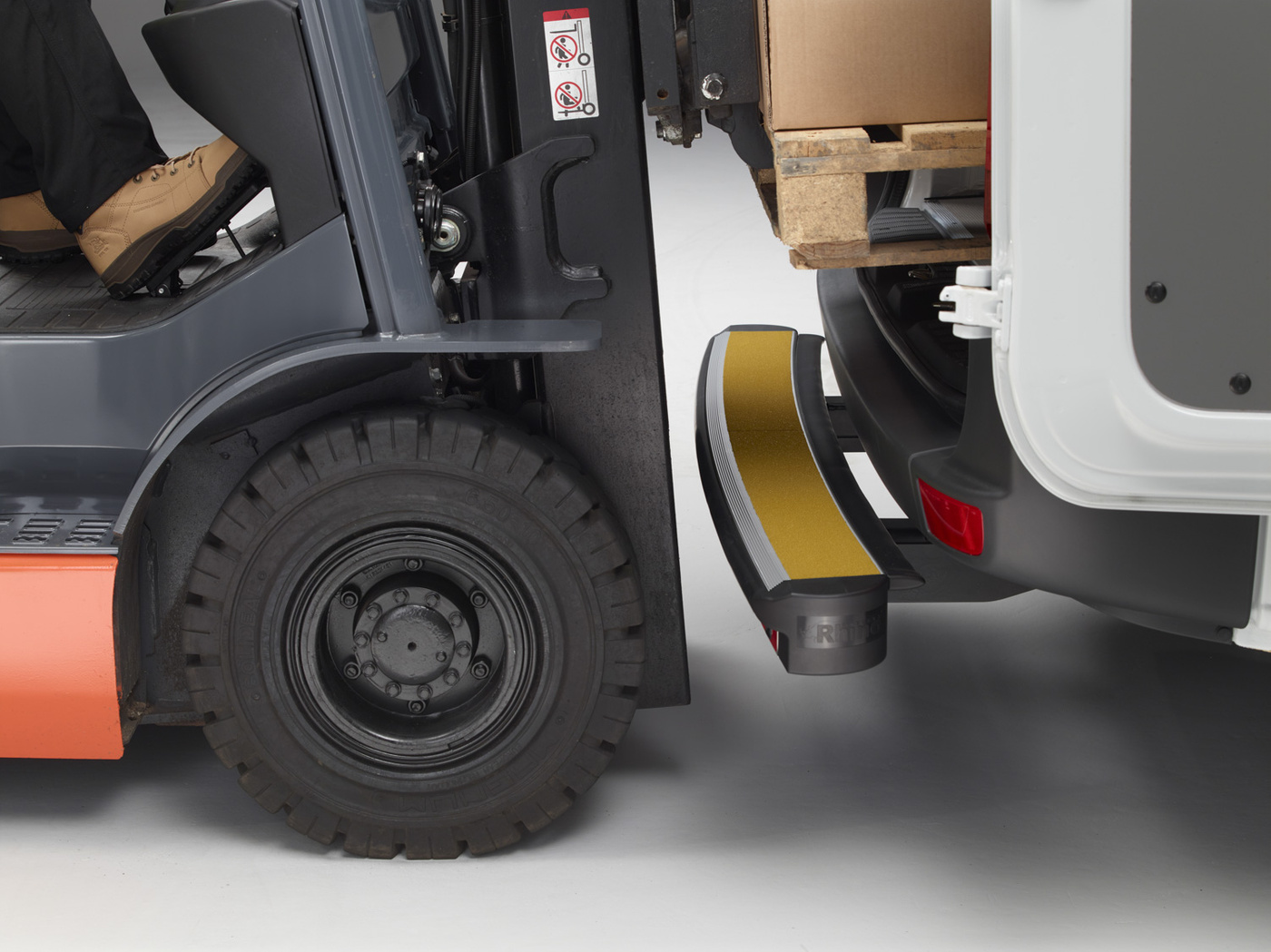 Tylny stopień Rhino Impact Step IMC11 Connect + Peugeot Boxer 2018-2021