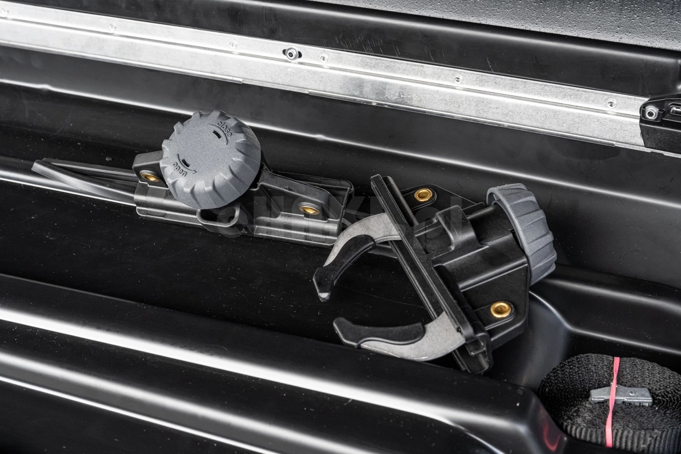 Box dachowy Thule Pacific 780 L Antracyt Aeroskin