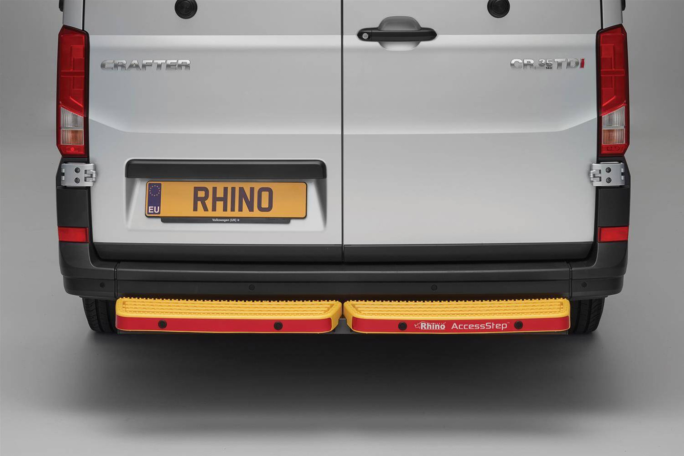 Tylny stopień Rhino AcessStep  Podwójny żółty, z Connect+ (dla samochodów z PDC) (zanim 2018 & wrzesień 2022 w górę tylko)*