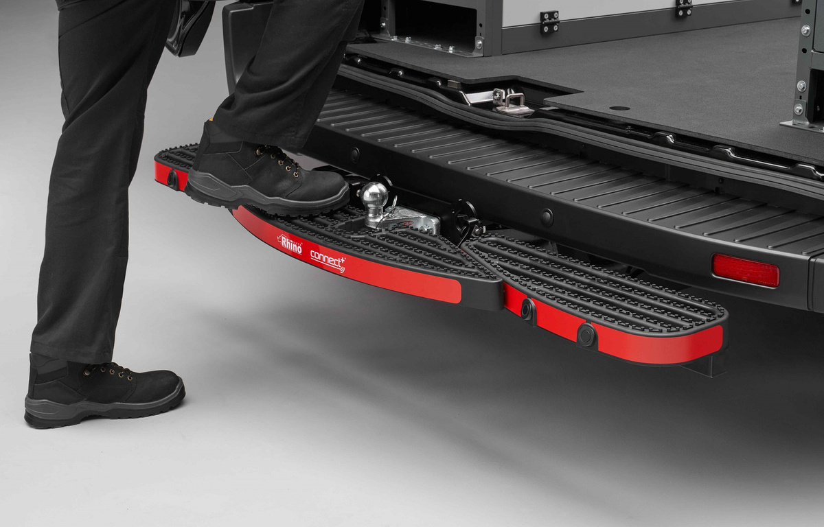 Tylny stopień Rhino TowStep TS11BOEF Black | Connect+