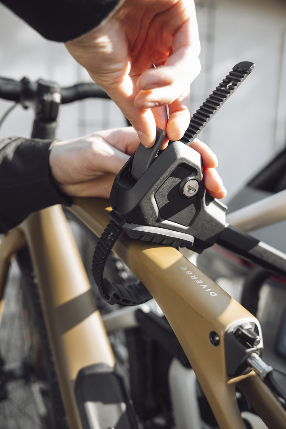 Bagażnik rowerowy z boxem 300l na hak Thule EasyFold 3 | 4 rowery + onto 2