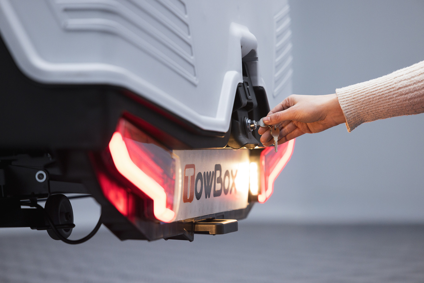 Box na hak 330l | Kufer Towbox Alpha Grey LED
