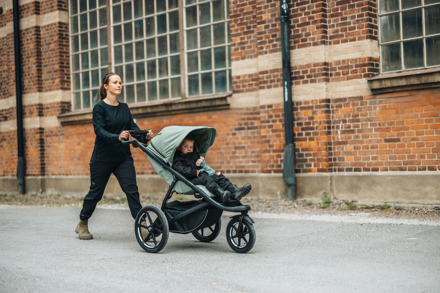 Thule Urban Glide 3 mist green magnetic buckle
